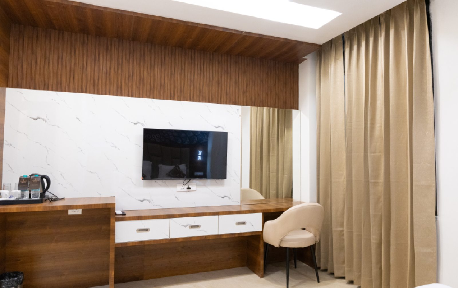 Executive hotel room in Selaqui with modern interiors